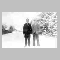 071-0048 Helmut Assmann mit seinem Freund im Winter 1943-44.jpg